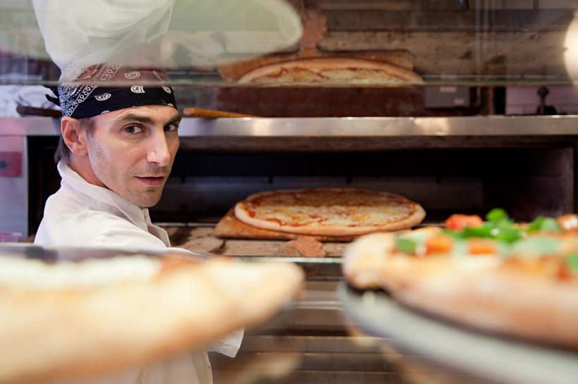 西方人,一个人,厨师,商店,站,横图,室内,白天,购物,烹饪,西餐,消费,窗户,落地窗,橱窗,蔬菜,厨具,照明,欧洲,欧洲人,仅一个男性,仅一个人,仅一个中年男性,阴影,朦胧,模糊,新鲜,光线,电器,烤炉,烤箱,头巾,影子,灯光,料理,食品,披萨,匹萨,扭头,注视,商铺,菜肴,美食,吊灯,玻璃窗,灯,食物,背面,灯具,快餐,观察,看,站着,转头,西式,金融,佳肴,有机食品,绿色食品,观看,照亮,察看,家电,家用电器,比萨,照明设备,关注,选购,贸易,炊具,西式快餐,垃圾食品,烹饪用具,意大利薄饼,玻璃橱窗,血拼,市肆,商号,男人,男性,中年男性,白种人,厨师长,厨子,大厨,主厨,烹调用具,烹调,站立,半身,彩图,店铺,小家电