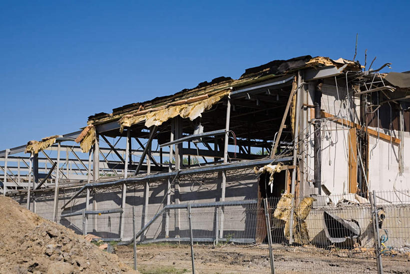 无人,栏杆,横图,室外,白天,正面,阴影,光线,影子,栅栏,篱笆,泥土,土壤,围栏,破坏,护栏,破损,蓝色,蓝天,天空,阳光,天,晴朗,损坏,丢弃,抛弃,万里无云,遗弃,摈弃,扔掉,扔弃,甩掉,扬弃,晴空,晴空万里,彩图