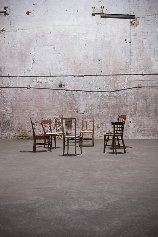 无人,竖图,室内,白天,正面,石头,椅子,许多,散落,木制,石子,木椅,墙,地面,仓库,墙壁,墙面,木制品,石块,彩图,堆栈