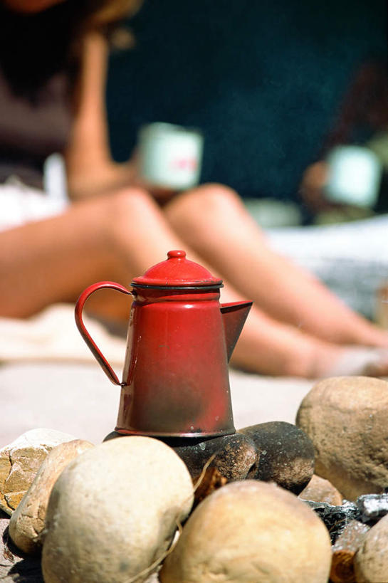 西方人,一个人,坐,竖图,室外,白天,正面,旅游,度假,石头,美景,杯子,欧洲,欧洲人,仅一个年轻女性,仅一个女性,仅一个人,握,阴影,服装,朦胧,模糊,光线,瓷器,壶,石子,影子,景观,咖啡杯,陶瓷制品,拿,拿着,休闲装,娱乐,水壶,衣服,阳光,自然,茶壶,容器,享受,休闲,休闲服,景色,放松,握着,服饰,自然风光,瓷杯,沉积岩,水成岩,年轻女性,女人,女性,白种人,石块,岩石,坐着,半身,彩图