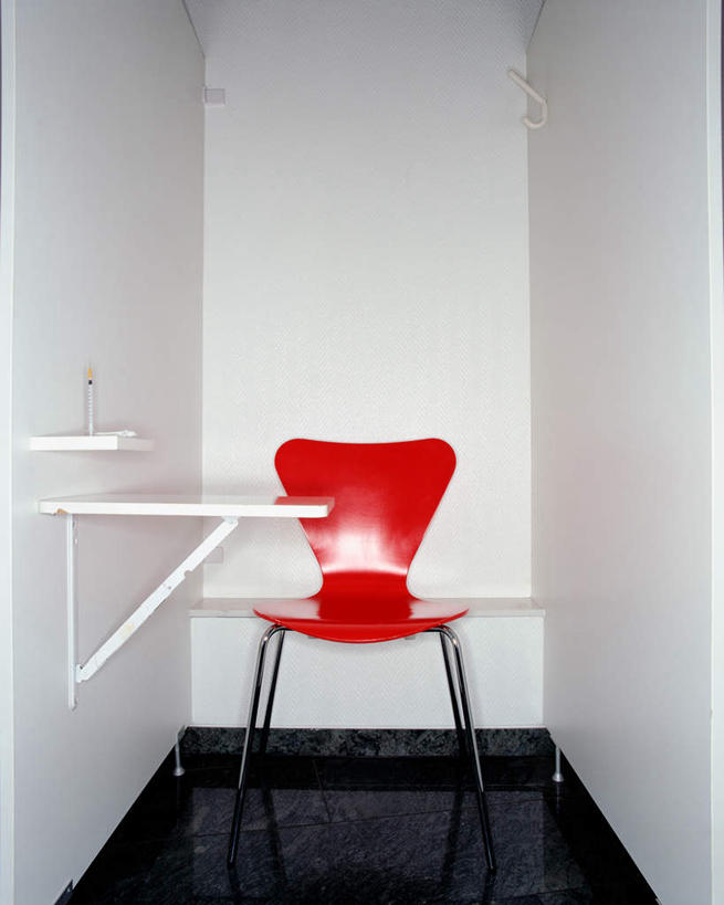 无人,办公室,竖图,室内,白天,正面,安全,家具,桌子,椅子,药剂,药丸,塑料,办公桌,墙,防护,分开,药片,墙壁,墙面,红色,塑料制品,药品,隔断,针管,针筒,治疗,注射,保护,隔离,药物,医疗,医疗设备,注射器,间隔,保险,预防,办公家具,断绝,隔开,屏蔽,屏绝,远离,中断,阻遏,阻隔,平安,彩图