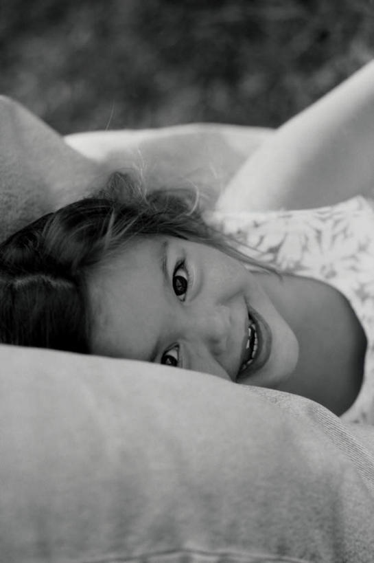 西方人,儿童,一个人,躺,笑,微笑,露齿笑,竖图,黑白,室内,白天,正面,纯洁,床,靠垫,卧室,欧洲,欧洲人,仅一个女性,仅一个人,服装,斑点,床单,靠枕,注视,休闲装,被子,小孩,衣服,垫子,枕头,观察,看,仅一个小孩,休闲,休闲服,可爱,童年,童趣,服饰,单人床,观看,察看,被单,雀斑,关注,童真,烂漫,无邪,雀瘢,卧着,天真,女孩,女人,女性,白种人,孩子,躺着,卧,半身,睡房,卧房,女生