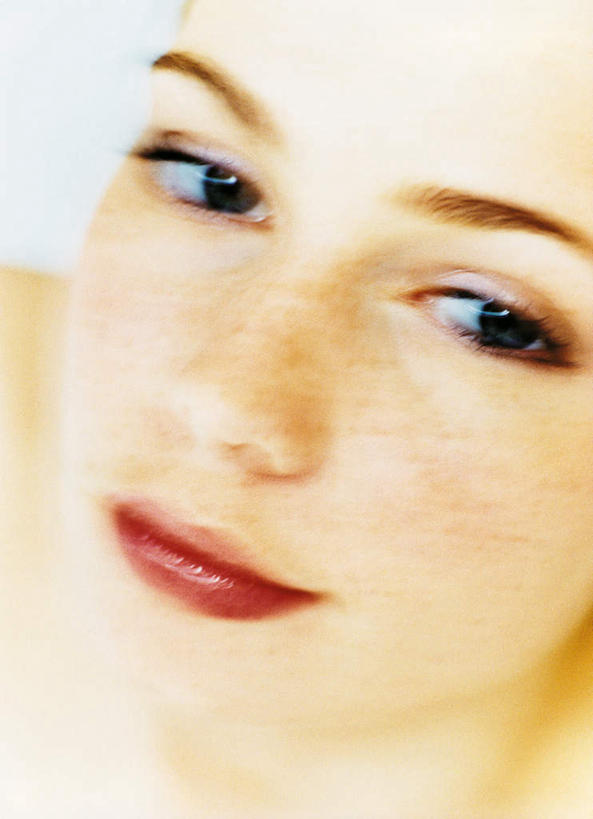 西方人,脸,头,脸颊,一个人,笑,微笑,竖图,室内,特写,白天,正面,欧洲,欧洲人,仅一个年轻女性,仅一个女性,仅一个人,斑点,注视,观察,看,摄影,影棚,观看,察看,雀斑,关注,雀瘢,年轻女性,女人,女性,白种人,头部,脸部,脸蛋,面部,半身,彩图,影棚拍摄,拍摄