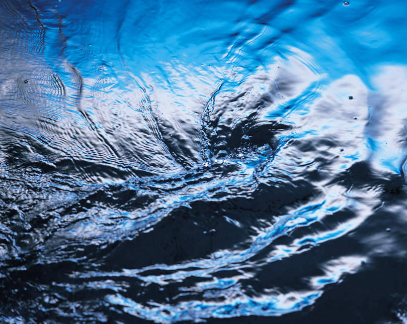 无人,横图,俯视,室内,特写,白天,水,阴影,波纹,飞溅,蓝色背景,溅,透明,反射,螺旋,液体,影子,气泡,水滴,涟漪,漩涡,水泡,水珠,水纹,泡泡,波浪,摄影,影棚,旋涡,圆弧,喷洒,水晕,彩图,高角度拍摄,影棚拍摄,拍摄