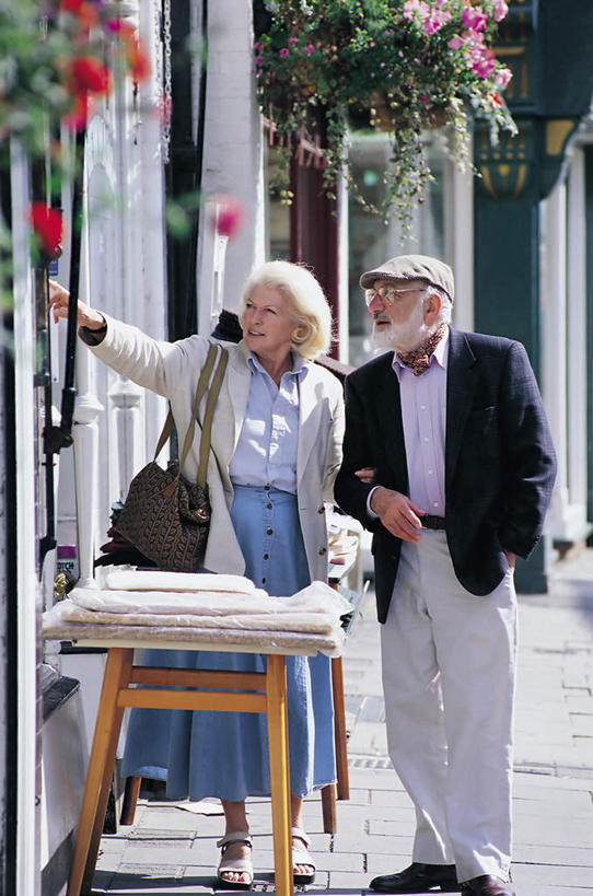 西方人,老年人,两个人,家庭,夫妻,家,站,举,笑,微笑,露齿笑,横图,室外,白天,正面,爱情,植物,帽子,欧洲,欧洲人,勾,挽,握,阴影,服装,光线,包,皮包,影子,房屋,屋子,公寓,浪漫,拿,拿着,注视,休闲装,运动帽,洋房,楼房,住宅,树,树木,衣服,绿色,阳光,自然,观察,看,托,站着,休闲,温暖,温馨,一家人,休闲服,鸭舌帽,恩爱,勾着,握着,恋人,服饰,生长,成长,观看,单肩包,和睦,察看,关注,挽着,老年男性,老年女性,男人,男性,女人,女性,白种人,夫妇,情侣,举起,举手,举着,向上举,向上伸,向上托,站立,彩图,全身,房子,伴侣,融洽