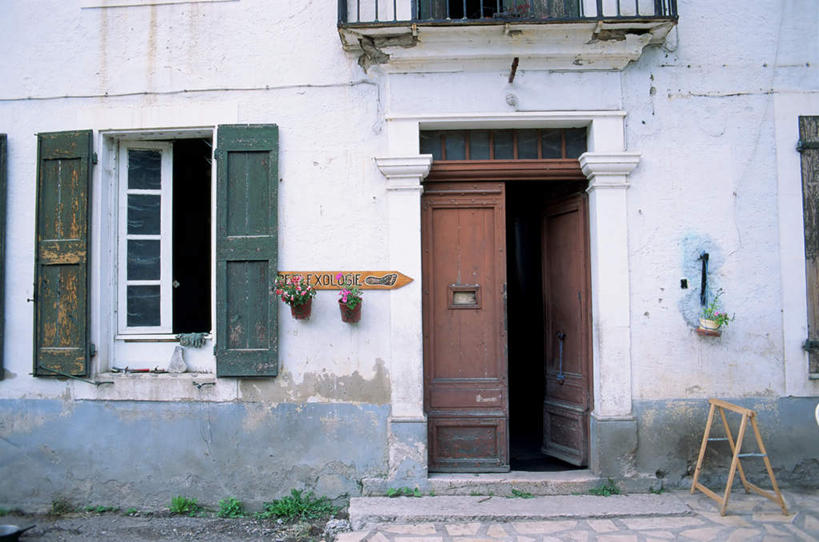 无人,露台,横图,室外,白天,正面,草地,草坪,植物,窗户,门,椅子,一座,阴影,光线,影子,房屋,木椅,屋子,公寓,楼房,玻璃窗,住宅,草,绿色,阳光,门框,彩图,房子,晒台,天台,眺望台