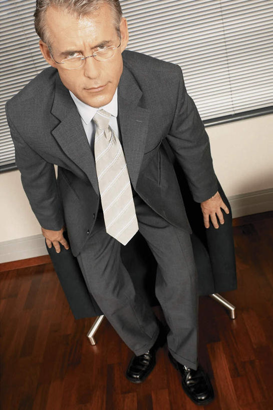西方人,一个人,商务人士,商务男性,站,笑,微笑,竖图,俯视,室内,白天,衬衫,窗户,地板,椅子,欧洲,欧洲人,仅一个男性,仅一个人,仅一个中年男性,一副,撑,弯腰,套装,朦胧,模糊,眼镜,百叶窗,墙,地面,注视,木地板,墙壁,墙面,一个,白色,会议椅,观察,看,站着,单个,观看,办公椅,察看,撑着,关注,商务装,近视眼镜,工薪阶层,弯身,商务椅,培训椅,男人,男性,中年男性,白种人,白领,上班族,站立,半身,彩图,高角度拍摄,衬衣