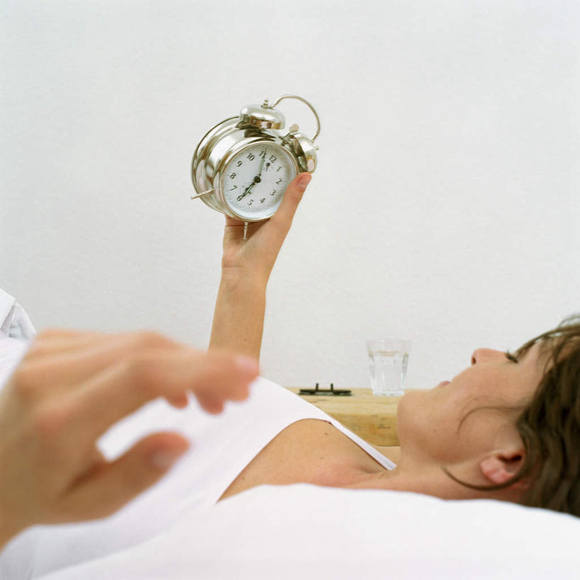 西方人,一个人,躺,方图,室内,白天,侧面,床,卧室,吊带,闹钟,欧洲,欧洲人,仅一个年轻女性,仅一个女性,仅一个人,握,服装,时间,时钟,墙,双人床,床单,拿,计时,拿着,注视,吊带衫,休闲装,被子,墙壁,墙面,一个,衣服,白色,钟表,观察,看,休闲,休闲服,表,握着,服饰,单个,观看,察看,被单,关注,卧着,年轻女性,女人,女性,白种人,钟,躺着,卧,半身,彩图,睡房,卧房