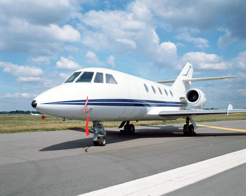 无人,机场,横图,室外,白天,正面,草地,草坪,植物,道路,飞机,飞机场,路,公路,阴影,光线,标志,文字,影子,字符,云,云朵,分界线,停车线,交通,云彩,航空,标识,草,蓝色,绿色,白云,蓝天,天空,阳光,停机坪,交通工具,天,汉字,运输,一架,晴朗,车行道,车行道分界线,客机,中文,载具,标线,车行线,国文,华文,晴空,马路,彩图