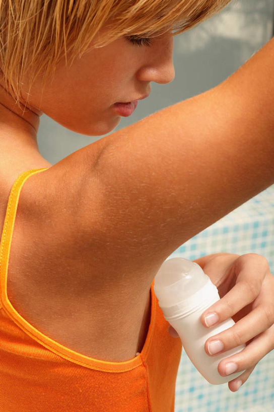 西方人,一个人,站,举,竖图,室内,白天,卫生间,浴室,吊带,欧洲,欧洲人,仅一个年轻女性,仅一个女性,仅一个人,一排,许多,阴影,服装,整齐,反射,瓷砖,影子,墙,注视,吊带衫,墙壁,墙面,排列,背面,衣服,容器,低头,观察,看,托,站着,橙色,服饰,观看,储藏,察看,衣着,储存,穿着,队列,关注,除臭剂,衣饰,年轻女性,女人,女性,白种人,淋浴房,举起,举手,举着,向上举,向上伸,向上托,站立,半身,彩图,冲凉房,沐浴间,沐浴室,贮存