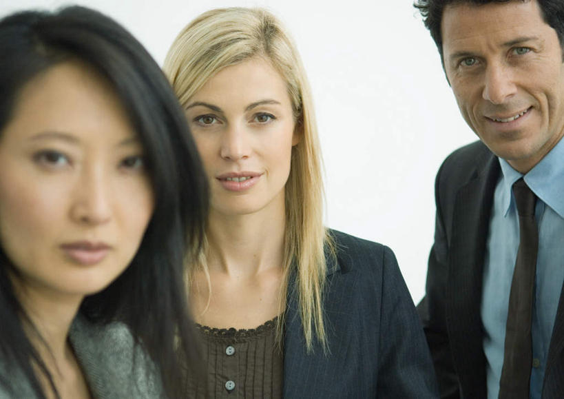 西方人,三个人,同事,商务人士,商务男性,商务女性,办公室,站,笑,微笑,露齿笑,横图,室内,白天,正面,衬衫,成功,合作,团队,集体,信心,欧洲,欧洲人,套装,注视,队伍,观察,看,站着,观看,察看,领导,成就,关注,商务装,合伙,领袖,工薪阶层,男人,男性,年轻男性,年轻女性,女人,女性,白种人,白领,上班族,站立,半身,彩图,衬衣