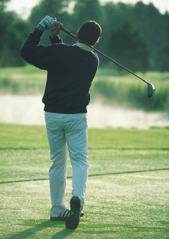 西方人,一个人,站,竖图,室外,白天,旅游,度假,植物,欧洲,欧洲人,仅一个男性,仅一个人,仅一个中年男性,戴,握,高尔夫,高尔夫球,池塘,水塘,球场,拿,拿着,注视,娱乐,高尔夫球场,树,树木,背面,绿色,自然,手套,观察,看,站着,享受,休闲,放松,握着,生长,成长,观看,戴着,察看,挥动,高尔夫球杆,关注,绿茵场,户外运动,高尔夫运动,高尔夫球具,男人,男性,中年男性,白种人,站立,彩图,全身