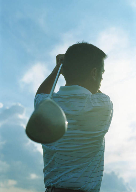 西方人,一个人,站,竖图,室外,白天,仰视,旅游,度假,欧洲,欧洲人,仅一个男性,仅一个人,仅一个中年男性,握,高尔夫,高尔夫球,云,云朵,背光,拿,云彩,拿着,注视,娱乐,蓝色,白云,蓝天,天空,天,观察,看,站着,享受,休闲,放松,握着,晴朗,观看,察看,挥动,高尔夫球杆,关注,户外运动,逆光,高尔夫运动,高尔夫球具,男人,男性,中年男性,白种人,晴空,站立,半身,彩图,低角度拍摄