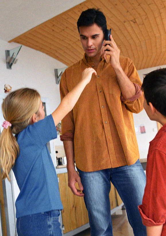 西方人,儿童,三个人,家庭,父亲,女儿,儿子,站,举,打电话,竖图,室内,白天,仰视,纯洁,厨房,柜子,电话,欧洲,欧洲人,握,拿,拿着,注视,通讯设备,小孩,话筒,橱柜,观察,看,托,站着,温暖,温馨,父女,父子,一家人,电话线,父爱,可爱,童年,童趣,握着,观看,和睦,察看,关注,童真,烂漫,无邪,交流,天真,男孩,男人,男性,年轻男性,女孩,女人,女性,白种人,电话机,沟通,举起,举手,举着,通话,向上举,向上伸,向上托,站立,半身,彩图,低角度拍摄,灶间,融洽,男生,女生