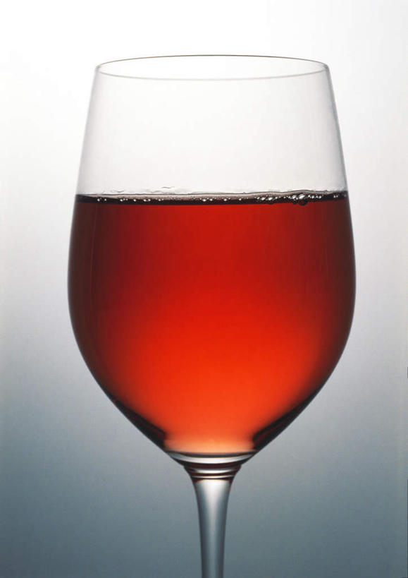 葡萄酒,无人,竖图,室内,特写,白天,白色背景,正面,静物,杯子,高脚杯,液体,红酒杯,一杯,玻璃制品,酒,饮料,红色,酒杯,摄影,影棚,桃红葡萄酒,玻璃杯,彩图,影棚拍摄,拍摄