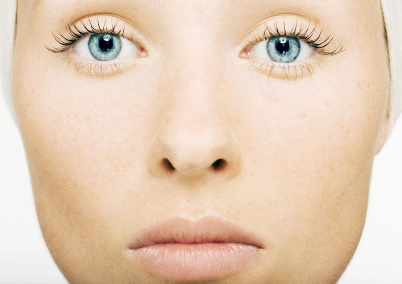 西方人,脸,脸颊,一个人,站,横图,室内,特写,白天,白色背景,正面,欧洲,欧洲人,仅一个年轻女性,仅一个女性,仅一个人,戴,注视,发带,观察,看,站着,摄影,影棚,观看,戴着,察看,关注,年轻女性,女人,女性,白种人,脸部,脸蛋,面部,站立,半身,彩图,影棚拍摄,拍摄