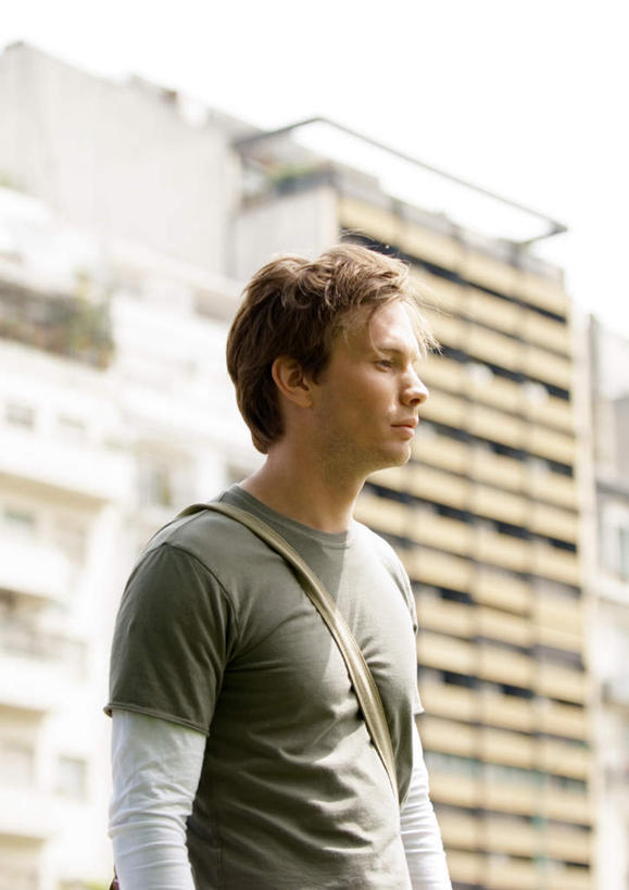 西方人,一个人,高楼大厦,站,竖图,室外,白天,仰视,大厦,建筑,摩天大楼,欧洲,欧洲人,仅一个男性,仅一个人,阴影,光线,包,皮包,影子,仅一个年轻男性,阳光,站着,单肩包,忧郁,男人,男性,年轻男性,白种人,站立,半身,彩图,低角度拍摄,大楼,高层建筑,高楼,摩天楼