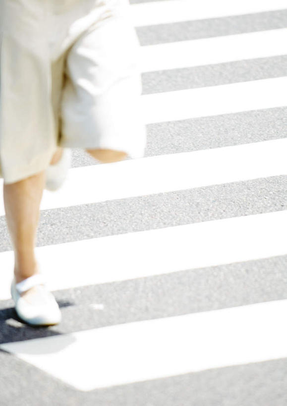 西方人,一个人,跑,竖图,俯视,室外,白天,锻炼,运动,人行横道,欧洲,欧洲人,仅一个男性,仅一个人,阴影,朦胧,模糊,光线,影子,仅一个年轻男性,阳光,人行横道线,体育,男人,男性,年轻男性,白种人,斑马线,跑步,半身,彩图,高角度拍摄,健身