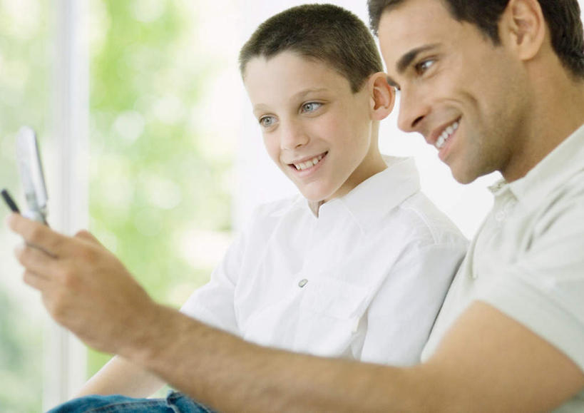 西方人,儿童,两个人,家庭,父亲,儿子,坐,笑,微笑,露齿笑,横图,室内,白天,正面,快乐,幸福,纯洁,电话,手机,欧洲,欧洲人,握,拿,拿着,依靠,依偎,注视,小孩,观察,看,靠,靠着,温暖,温馨,父子,一家人,父爱,可爱,童年,童趣,握着,观看,喜悦,和睦,察看,关注,童真,烂漫,无邪,天真,男孩,男人,男性,年轻男性,白种人,孩子,年轻人,坐着,半身,彩图,愉快,融洽,男生