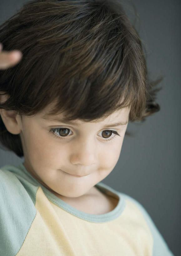 西方人,儿童,头发,一个人,竖图,室内,白天,正面,纯洁,欧洲,欧洲人,仅一个男性,仅一个人,服装,注视,休闲装,小孩,衣服,黑色,低头,观察,看,仅一个小孩,休闲,休闲服,可爱,童年,童趣,服饰,观看,抿嘴,察看,关注,童真,烂漫,无邪,天真,男孩,男人,男性,白种人,孩子,半身,彩图,男生