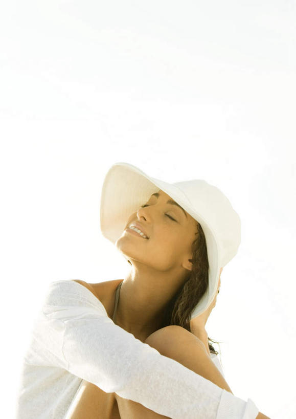 西方人,一个人,坐,闭眼,笑,微笑,露齿笑,竖图,室外,白天,正面,旅游,度假,快乐,日落,太阳,帽子,欧洲,欧洲人,仅一个年轻女性,仅一个女性,仅一个人,抱腿,阴影,光线,草帽,影子,晚霞,霞光,休闲装,娱乐,阳光,黄昏,享受,休闲,休闲服,彩霞,放松,年轻女性,女人,女性,白种人,夕阳,闭眼睛,闭着眼,闭着眼睛,抬头,仰头,坐着,半身,彩图,愉快