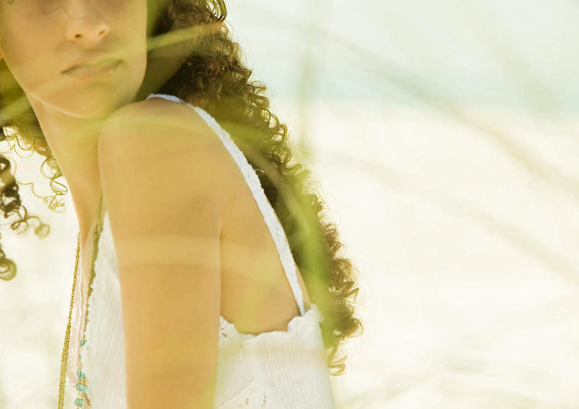 西方人,脸,头,脸颊,肩,一个人,横图,室外,白天,侧面,旅游,度假,快乐,草地,草坪,沙滩,太阳,植物,欧洲,欧洲人,仅一个年轻女性,仅一个女性,仅一个人,阴影,朦胧,模糊,光线,沙子,影子,海岸,沙地,休闲装,娱乐,肩膀,草,绿色,黑色,阳光,享受,休闲,休闲服,放松,年轻女性,女人,女性,白种人,头部,长发,卷发,脸部,脸蛋,面部,海滩,半身,彩图,愉快