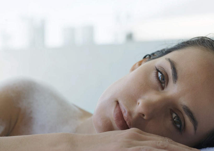 西方人,脸,头,脸颊,手,头发,一个人,躺,横图,俯视,室内,特写,白天,洗澡,水,欧洲,欧洲人,仅一个年轻女性,仅一个女性,仅一个人,肥皂泡,泡沫,液体,水滴,注视,肥皂沫,观察,看,保养,享受,休闲,手部,放松,保健,潮湿,观看,察看,关注,卧着,年轻女性,女人,女性,白种人,头部,脸部,脸蛋,面部,躺着,卧,半身,彩图,高角度拍摄,洗沐,洗浴