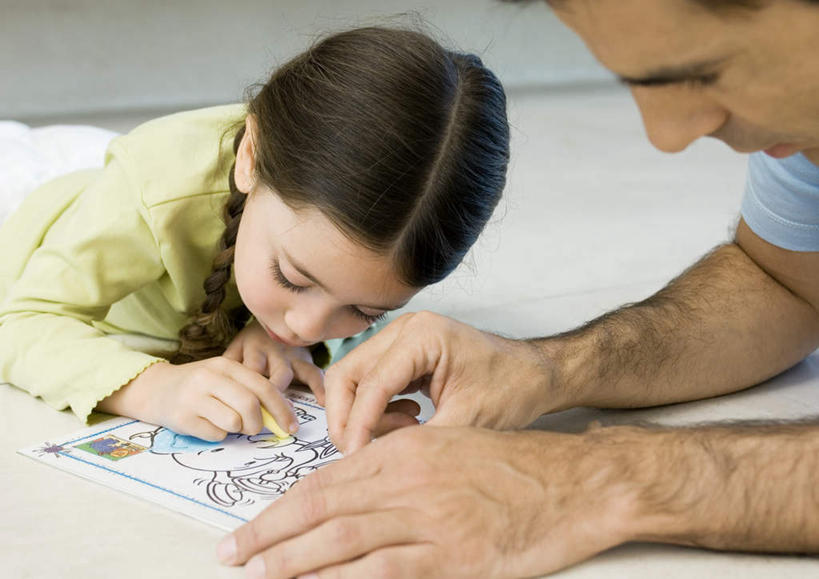 西方人,儿童,两个人,家庭,父亲,女儿,横图,室外,白天,正面,T恤衫,游戏,纯洁,地板,拼图,欧洲,欧洲人,握,墙,地面,拿,玩,T恤,拿着,休闲装,娱乐,木地板,墙壁,墙面,小孩,休闲,温暖,温馨,父女,一家人,休闲服,父爱,可爱,童年,童趣,握着,和睦,童真,烂漫,无邪,天真,男人,男性,年轻男性,女孩,白种人,孩子,年轻人,玩耍,嬉戏,半身,彩图,融洽,女生