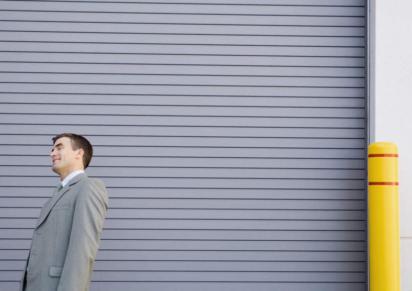 西方人,一个人,商务人士,商务男性,站,横图,室外,白天,仰视,衬衫,门,欧洲,欧洲人,仅一个男性,仅一个人,套装,仅一个年轻男性,门框,站着,卷帘门,商务装,工薪阶层,男人,男性,年轻男性,白种人,白领,上班族,站立,半身,彩图,低角度拍摄,衬衣