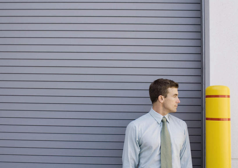 西方人,一个人,商务人士,商务男性,站,横图,室外,白天,正面,衬衫,门,欧洲,欧洲人,仅一个男性,仅一个人,套装,扭头,注视,仅一个年轻男性,门框,观察,看,站着,观看,卷帘门,察看,关注,商务装,工薪阶层,男人,男性,年轻男性,白种人,白领,上班族,站立,半身,彩图,衬衣