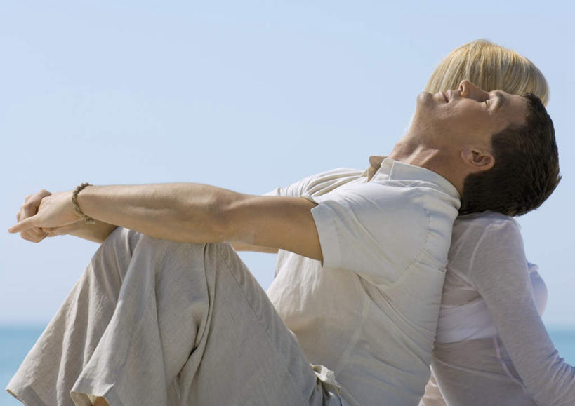 西方人,两个人,闭眼,横图,室外,白天,侧面,T恤衫,爱情,旅游,度假,安全,海浪,海洋,沙滩,太阳,欧洲,欧洲人,抱腿,阴影,光线,沙子,影子,海岸,浪花,水平线,海平线,沙地,浪漫,T恤,依靠,休闲装,娱乐,蓝色,蓝天,天空,阳光,海水,天,倚靠,背靠背,享受,休闲,温暖,温馨,休闲服,恩爱,放松,背对背,恋人,晴朗,和睦,户外运动,海景,万里无云,信任,男人,男性,年轻男性,年轻女性,女人,女性,白种人,情侣,大海,风浪,海,海水的波动,海滩,近岸浪,涌浪,晴空,晴空万里,闭眼睛,闭着眼,闭着眼睛,抬头,仰头,半身,彩图,伴侣,融洽