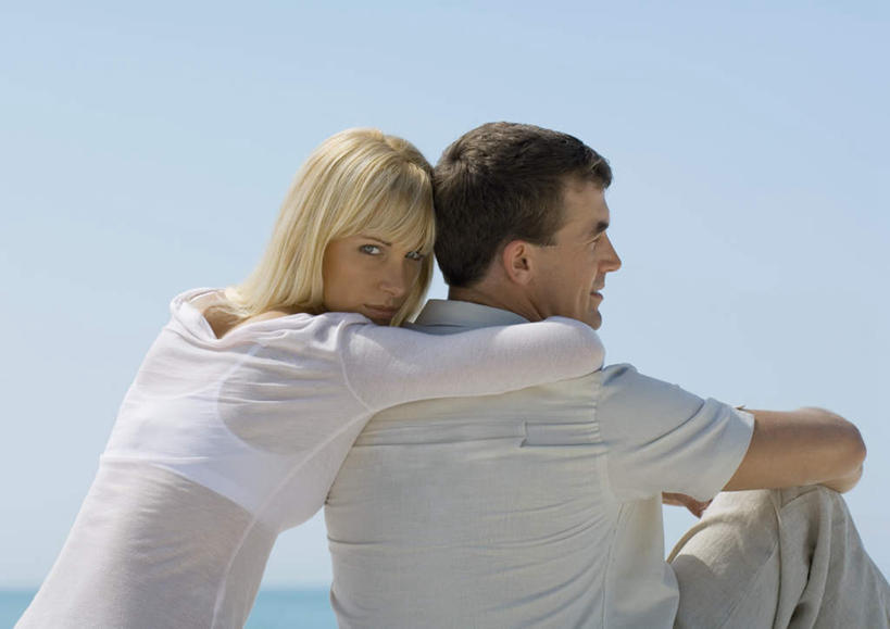 西方人,两个人,坐,横图,室外,白天,T恤衫,爱情,旅游,度假,太阳,欧洲,欧洲人,抱腿,阴影,光线,影子,浪漫,T恤,扭头,依靠,注视,休闲装,娱乐,背面,蓝色,蓝天,天空,阳光,天,看,靠,靠着,享受,休闲,温暖,温馨,休闲服,恩爱,放松,恋人,晴朗,和睦,关注,户外运动,万里无云,男人,男性,年轻男性,年轻女性,女人,女性,白种人,情侣,晴空,晴空万里,坐着,半身,彩图,伴侣,融洽