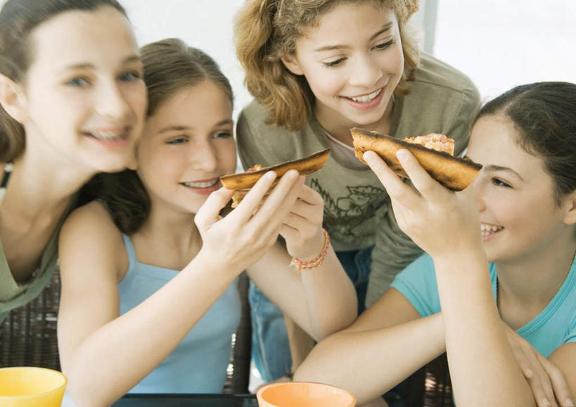 西方人,儿童,四个人,伙伴,朋友,坐,笑,微笑,露齿笑,横图,室内,白天,正面,烹饪,西餐,友谊,纯洁,太阳,欧洲,欧洲人,弯腰,握,阴影,服装,朦胧,模糊,光线,影子,墙,料理,食品,披萨,拿,拿着,休闲装,菜肴,美食,墙壁,墙面,食物,小孩,衣服,阳光,快餐,休闲,休闲服,可爱,童年,童趣,西式,握着,服饰,佳肴,比萨,童真,西式快餐,垃圾食品,烂漫,无邪,意大利薄饼,弯身,天真,友情,女孩,女人,女性,白种人,坐着,半身,彩图,女生