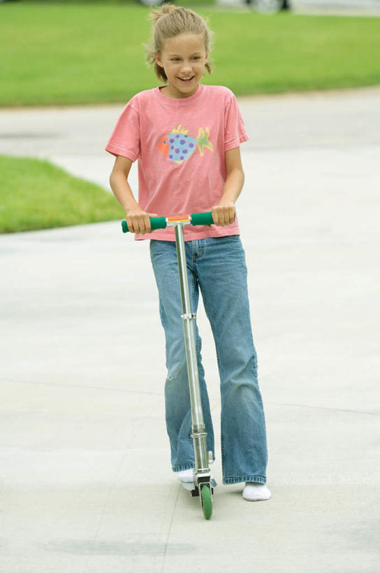 西方人,儿童,一个人,站,竖图,室外,白天,正面,游戏,纯洁,草地,草坪,植物,欧洲,欧洲人,仅一个女性,仅一个人,握,服装,玩,注视,休闲装,娱乐,草,小孩,衣服,绿色,观察,看,站着,仅一个小孩,休闲,休闲服,滑板车,可爱,童年,童趣,握着,服饰,观看,察看,关注,童真,烂漫,无邪,天真,女孩,女人,女性,白种人,孩子,玩耍,嬉戏,站立,彩图,全身,女生