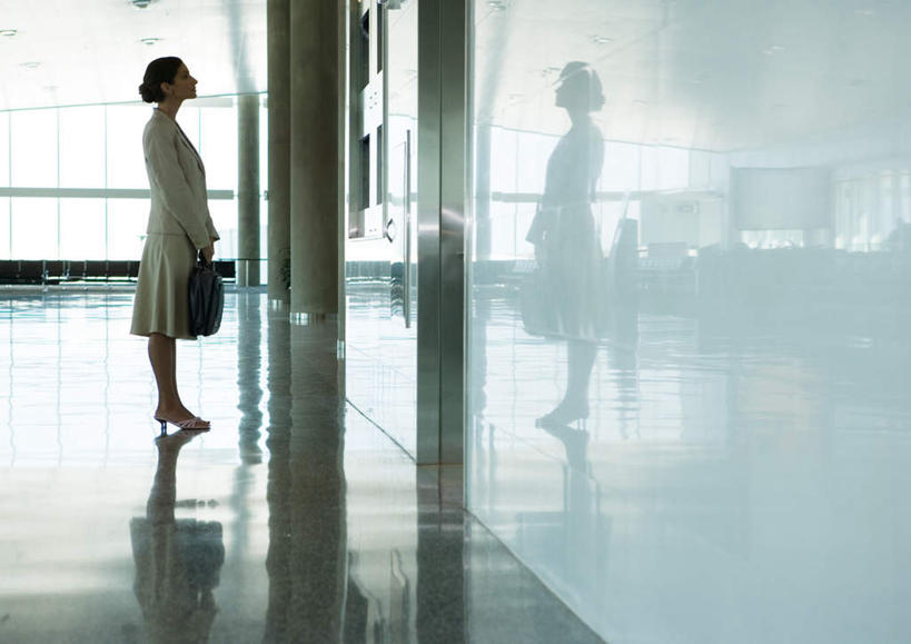 东方人,一个人,商务人士,商务女性,站,横图,室内,白天,侧面,亚洲,仅一个年轻女性,仅一个女性,仅一个人,套装,包,公文包,拿,拿着,注视,黄种人,观察,看,站着,公事包,观看,察看,关注,商务装,工薪阶层,通告栏,年轻女性,女人,女性,亚洲人,白领,上班族,站立,彩图,全身