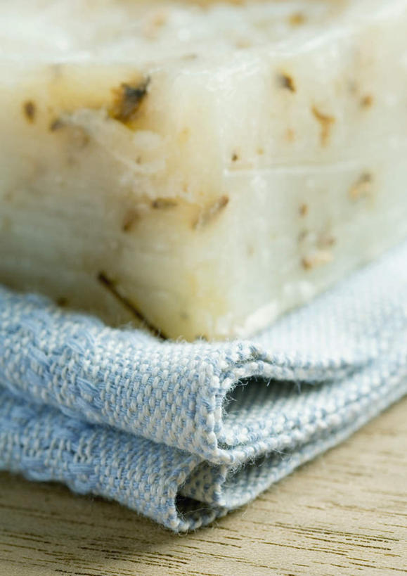 无人,竖图,俯视,室内,特写,白天,按摩,美容,桌面,桌子,护肤,纺织物,化妆品,肥皂,毛巾,香皂,日用品,洗浴用品,清洁,保养,享受,休闲,放松,SPA水疗,保健,温泉浴场,摄影,影棚,保暖,护肤品,舒缓,透气,养颜,防水,去污,紧肤,嫩肤,储水,耐磨,吸水,矿泉疗养地,洗涤,彩图,高角度拍摄,影棚拍摄,水疗,拍摄