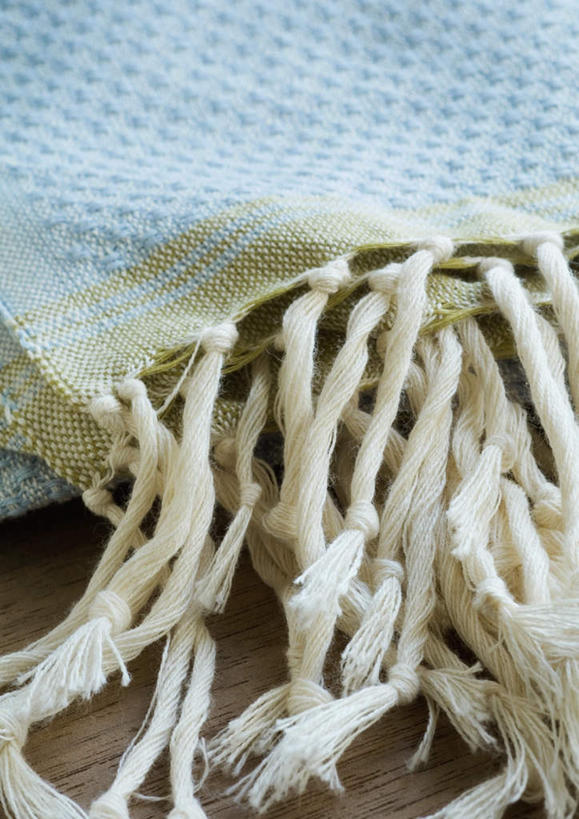 无人,竖图,俯视,室内,特写,白天,桌面,桌子,装饰,纺织物,装饰品,装饰物,毛巾,清洁,流苏,保暖,华丽,修饰,点缀,饰物,透气,防水,衬托,美观,雅致,雅观,储水,耐磨,吸水,彩图,高角度拍摄