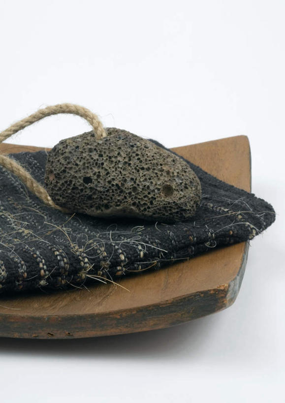 无人,竖图,俯视,室内,特写,白天,白色背景,按摩,美容,石头,桌面,桌子,静物,一块,护肤,石子,保养,享受,休闲,放松,保健,摄影,影棚,磨脚石,养颜,石块,彩图,高角度拍摄,影棚拍摄,拍摄