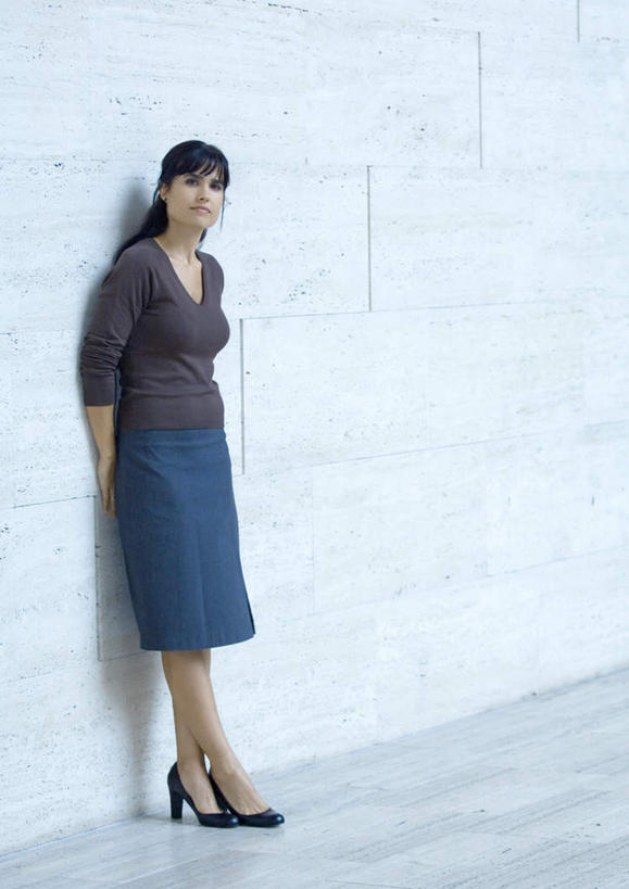 西方人,一个人,商务人士,商务女性,站,竖图,室内,白天,侧面,地板,欧洲,欧洲人,仅一个年轻女性,仅一个女性,仅一个人,套装,墙,地面,注视,木地板,墙壁,墙面,观察,看,站着,观看,察看,关注,商务装,工薪阶层,背手,年轻女性,女人,女性,白种人,白领,上班族,站立,彩图,全身