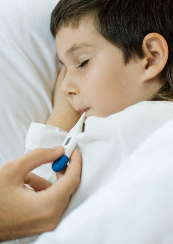 西方人,儿童,两个人,家庭,母亲,儿子,闭眼,竖图,俯视,室内,特写,白天,纯洁,床,卧室,欧洲,欧洲人,测量,双人床,床单,拿,拿着,被子,小孩,体温计,趴着,难受,生病,温暖,温馨,母子,一家人,可爱,母爱,童年,童趣,和睦,被单,童真,烂漫,无邪,天真,男孩,年轻女性,女人,女性,白种人,孩子,年轻人,闭眼睛,闭着眼,闭着眼睛,趴,半身,彩图,高角度拍摄,睡房,卧房,融洽,男生