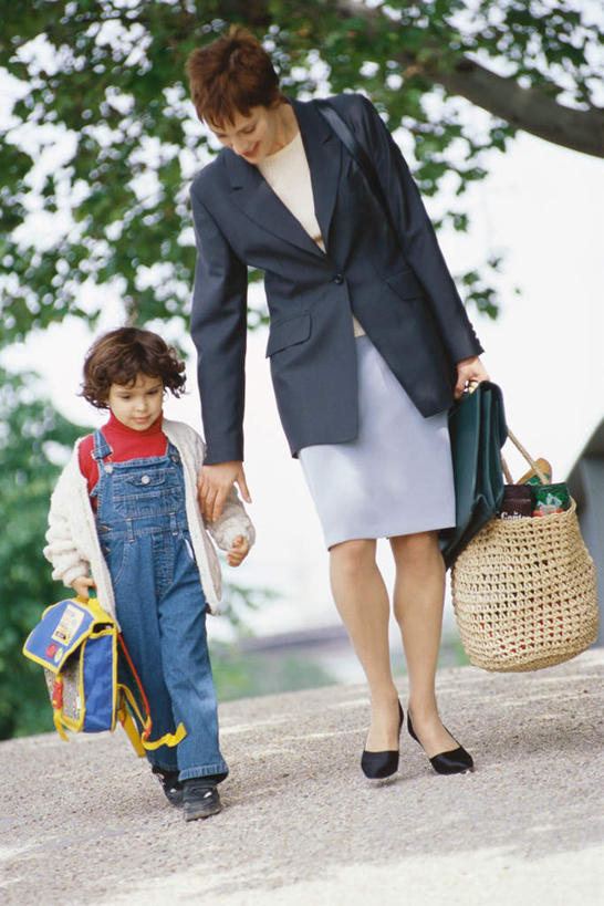 西方人,儿童,两个人,家庭,母亲,儿子,站,握手,竖图,室外,白天,正面,纯洁,植物,道路,路,公路,欧洲,欧洲人,包,公文包,交通,拿,拿着,树,树木,小孩,绿色,自然,站着,温暖,温馨,母子,一家人,可爱,母爱,童年,童趣,生长,成长,公事包,和睦,童真,烂漫,无邪,天真,男孩,年轻女性,女人,女性,白种人,孩子,年轻人,马路,搀手,拉手,手拉手,手握手,站立,彩图,全身,融洽,男生