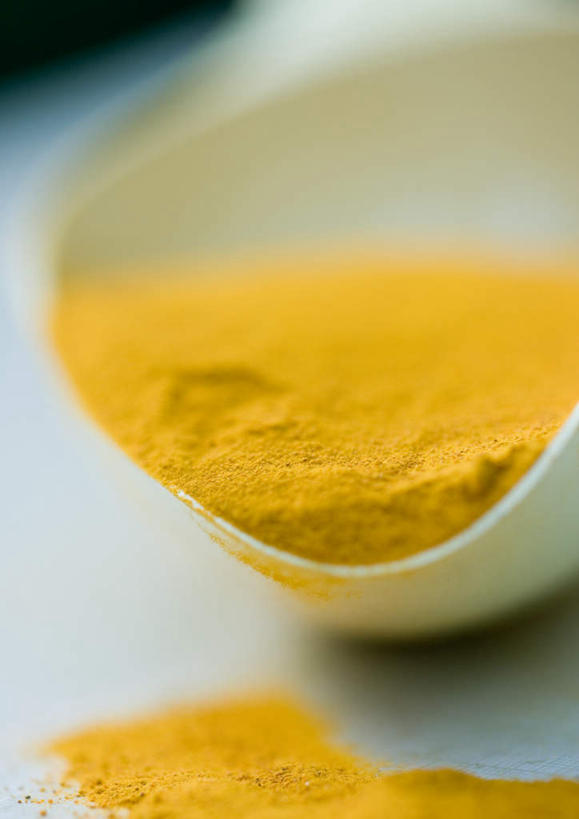 无人,竖图,俯视,室内,特写,白天,桌面,桌子,一堆,许多,堆叠,堆积,粉末,勺子,调料,食品,调味品,调味料,食物,一个,黄色,调羹,汤匙,姜黄,单个,堆,彩图,高角度拍摄