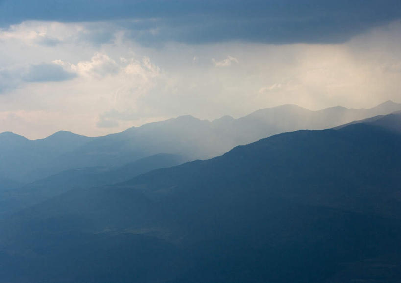 无人,横图,俯视,航拍,室外,白天,旅游,度假,美景,山,雾,朦胧,模糊,景观,山峰,云,云朵,山峦,云彩,娱乐,蓝色,白云,蓝天,天空,自然,天,享受,休闲,景色,放松,迷雾,鸟瞰,自然风光,大雾,彩图,高角度拍摄