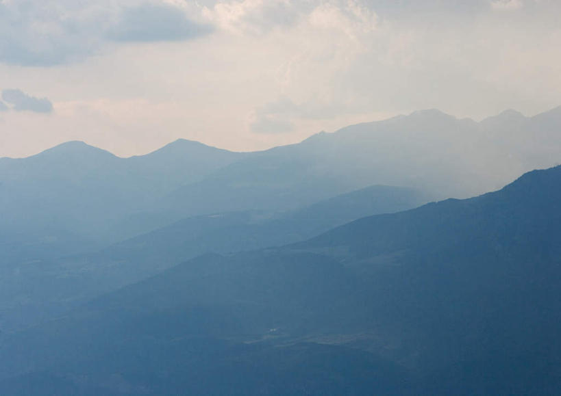 无人,横图,俯视,航拍,室外,白天,旅游,度假,美景,山,雾,朦胧,模糊,景观,山峰,云,云朵,山峦,云彩,娱乐,蓝色,白云,蓝天,天空,自然,天,享受,休闲,景色,放松,迷雾,鸟瞰,自然风光,大雾,彩图,高角度拍摄