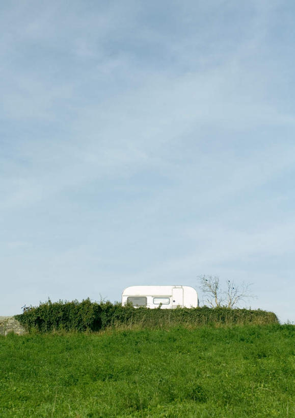 无人,竖图,室外,白天,正面,旅游,度假,草地,草坪,美景,植物,汽车,一辆,景观,云,云朵,云彩,娱乐,车,草,蓝色,绿色,白色,白云,蓝天,天空,自然,交通工具,天,享受,休闲,景色,放松,自然风光,房车,彩图