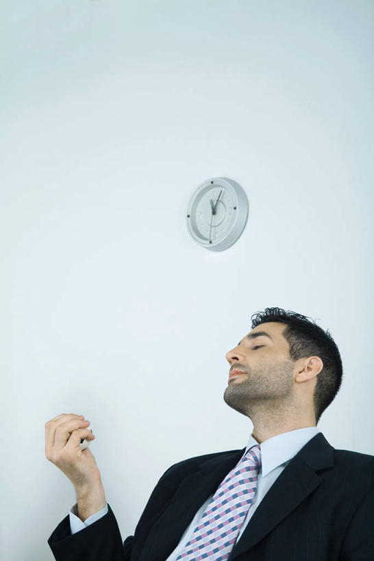 西方人,胡须,一个人,商务人士,商务男性,坐,竖图,室内,白天,正面,衬衫,欧洲,欧洲人,仅一个男性,仅一个人,套装,时间,时钟,墙,拿,拿着,注视,墙壁,墙面,仅一个年轻男性,挂钟,观察,看,表,观看,察看,关注,商务装,工薪阶层,压力球,减压球,男人,男性,年轻男性,白种人,胡子,小胡子,白领,上班族,钟,坐着,半身,彩图,衬衣
