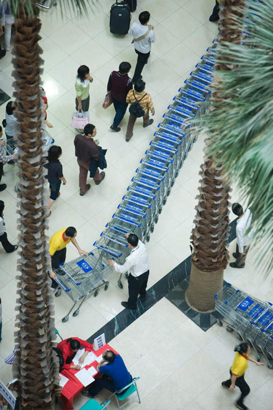 东方人,商店,站,坐,竖图,俯视,室内,白天,度假,植物,棕榈树,叶子,购物车,亚洲,一排,许多,整齐,瓷砖,地砖,绿叶,地面,许多人,注视,黄种人,娱乐,树,树木,排列,蓝色,绿色,自然,观察,看,站着,一群人,享受,休闲,嫩叶,放松,金融,百货,生长,成长,观看,察看,队列,关注,贸易,百货公司,棕榈叶,男人,男性,年轻男性,年轻女性,女人,女性,亚洲人,叶,叶片,站立,坐着,彩图,高角度拍摄,全身,逛街,购物商场,购物中心