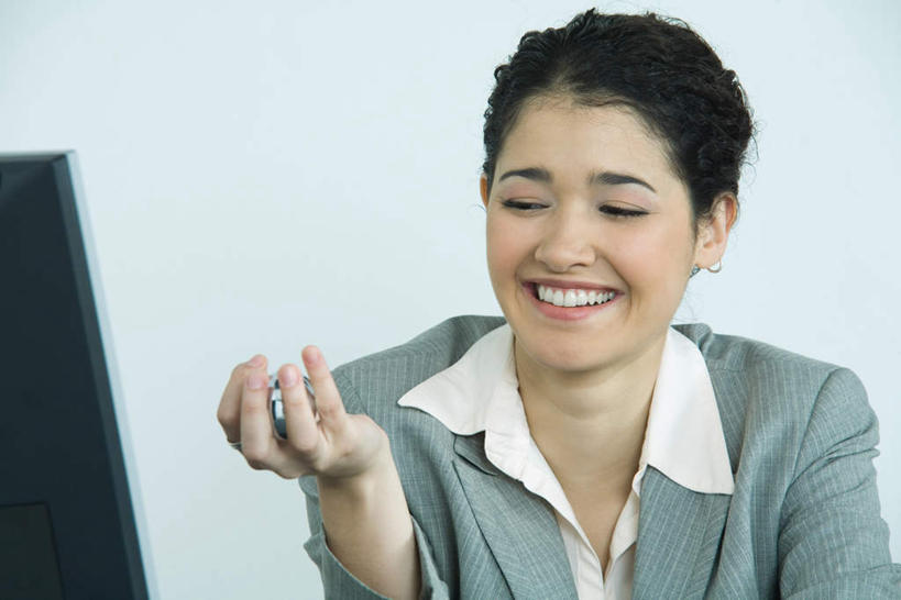 西方人,一个人,商务人士,商务女性,办公室,坐,笑,微笑,露齿笑,横图,室内,白天,正面,衬衫,显示器,欧洲,欧洲人,仅一个年轻女性,仅一个女性,仅一个人,套装,屏幕,墙,拿,拿着,注视,显示屏,墙壁,墙面,一个,观察,看,单个,观看,察看,关注,商务装,工薪阶层,输出设备,压力球,年轻女性,白种人,年轻人,白领,上班族,坐着,半身,彩图,衬衣