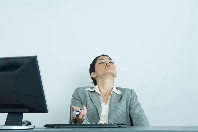 西方人,一个人,商务人士,商务女性,办公室,坐,闭眼,横图,室内,白天,正面,衬衫,显示器,欧洲,欧洲人,仅一个年轻女性,仅一个女性,仅一个人,套装,屏幕,墙,拿,拿着,显示屏,墙壁,墙面,商务装,工薪阶层,输出设备,压力球,年轻女性,白种人,年轻人,白领,上班族,闭眼睛,闭着眼,闭着眼睛,抬头,仰头,坐着,半身,彩图,衬衣