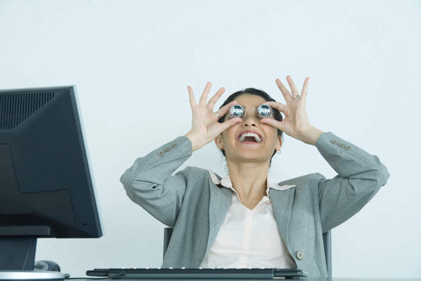 西方人,一个人,商务人士,商务女性,办公室,坐,横图,室内,白天,正面,衬衫,显示器,欧洲,欧洲人,仅一个年轻女性,仅一个女性,仅一个人,套装,屏幕,墙,拿,拿着,注视,显示屏,墙壁,墙面,两个,观察,看,遮,观看,察看,遮挡,关注,商务装,工薪阶层,输出设备,遮盖,遮蔽,压力球,年轻女性,白种人,年轻人,白领,上班族,坐着,半身,彩图,衬衣